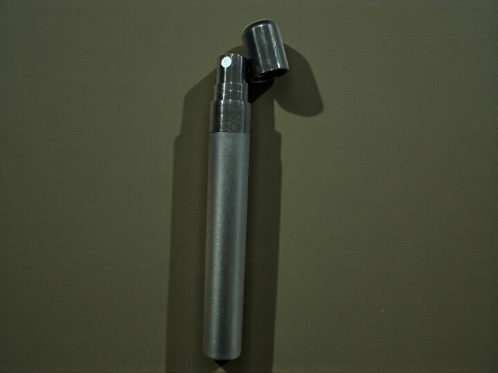 توزيعة العطر ٢ — عطر ١٠ مل مع كرت بيج وشريطة أوف وايت 5 علبة عطر ١٠ مل باللون الأسود مع الغطاء