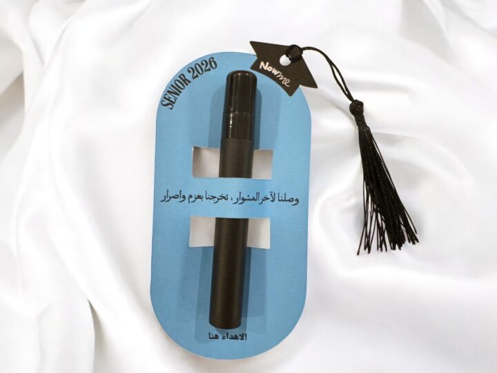 توزيعة عطر تخرج بعبوة سوداء مع كرت أزرق وتصميم SENIOR 2026 في الكويت