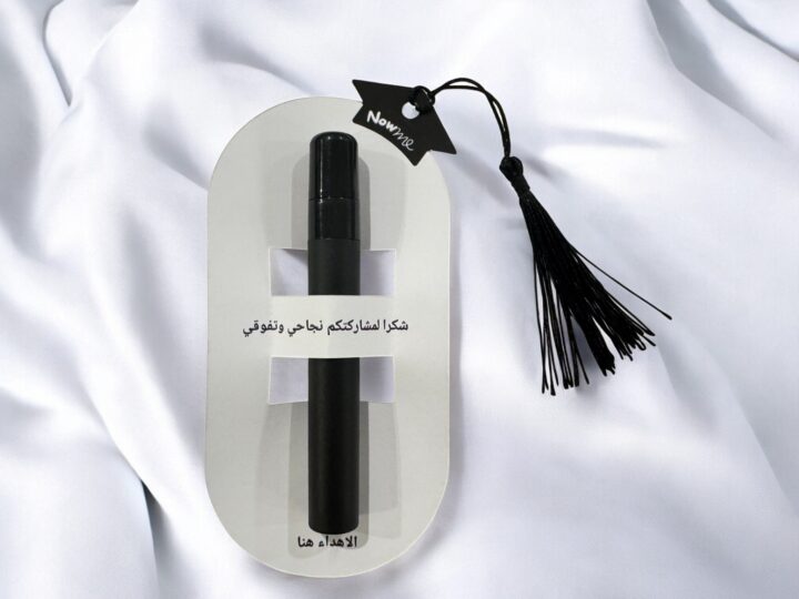 توزيعة عطر بعبوة سوداء مع كرت أبيض وعبارة شكر للنجاح والتفوق في الكويت