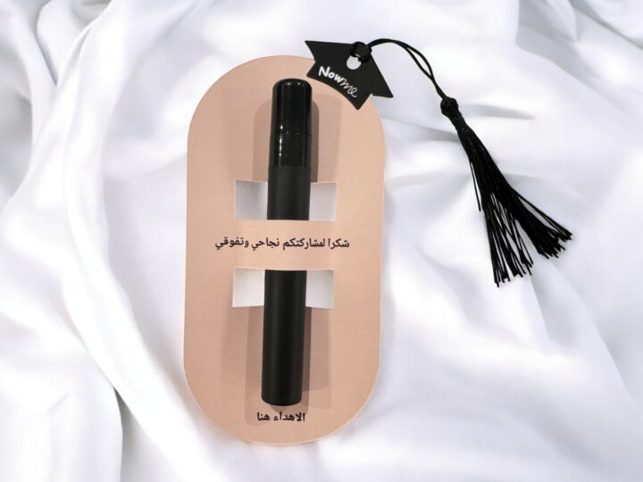 توزيعة عطر تخرج وتفوق بعبوة سوداء مع كرت بلون وردي وتعليقة خيط في الكويت