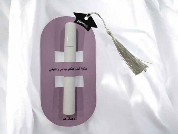 توزيعة عطر تخرج وتفوق بعبوة بيضاء مع كرت بنفسجي وتعليقة خيط في الكويت