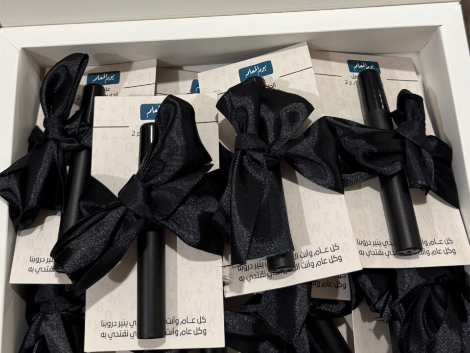طلبية كمية توزيعات عطر بعلب سوداء مع شريطة سوداء جاهزة للفعاليات في الكويت