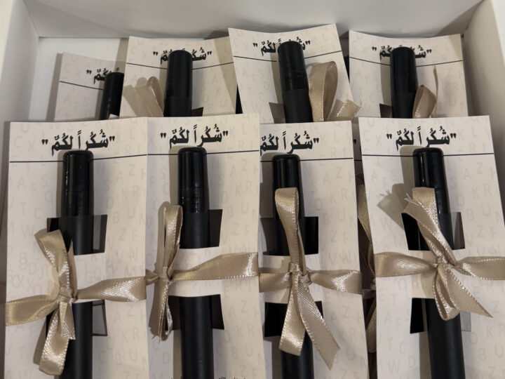 توزيعة العطر ٢ — عطر ١٠ مل مع كرت بيج وشريطة أوف وايت 4 بوكس يحتوي توزيعات عطر بكرت بيج وشريطة أوف وايت